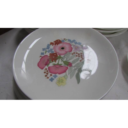 277 - In excess of 50 pieces of Wedgwood dinner ware (unfortunately no teacups) (Collect only)