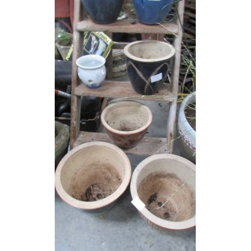 323 - A mixed lot of planters, garden ornaments etc., (Collect only)