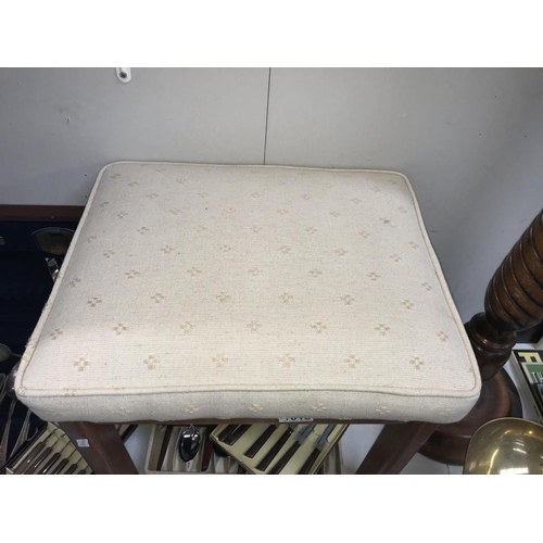 1018 - A bedroom stool.  (Collect only)