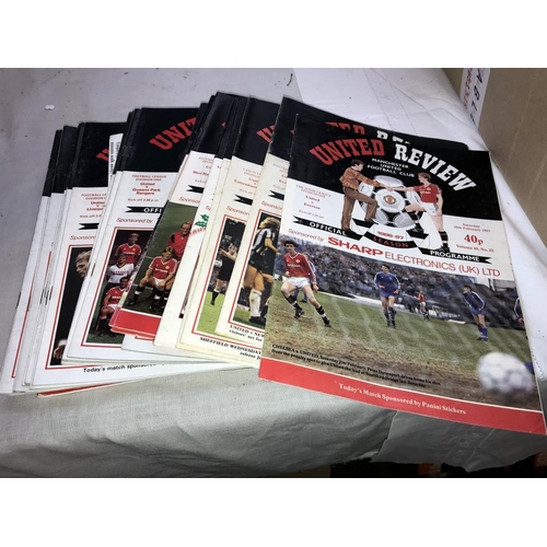 1032 - A good lot of Manchester United football club 'United Review' mainly 1980's