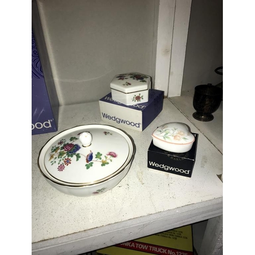 1069 - A boxed Wedgwood Victorian vase , candy box, a lidded bowl (cuckoo pattern) & 2 other pieces