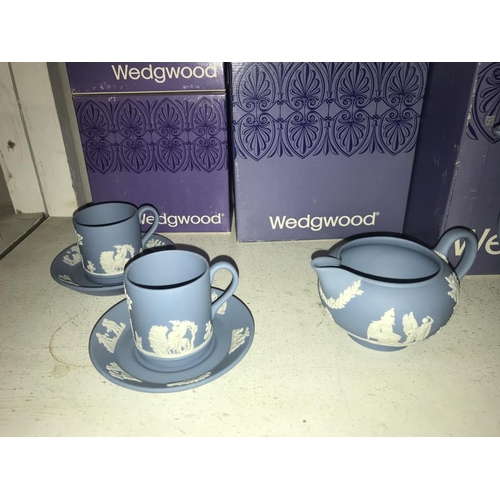 1095 - A boxed wedgwood coffee pot, milk jug, sugar bowl & 4 cups & saucers