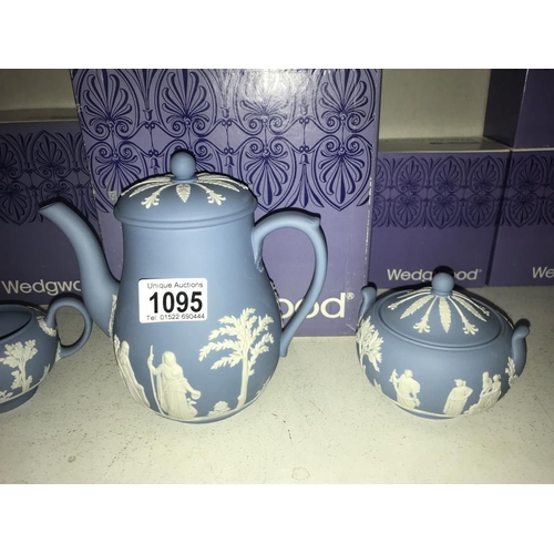 1095 - A boxed wedgwood coffee pot, milk jug, sugar bowl & 4 cups & saucers