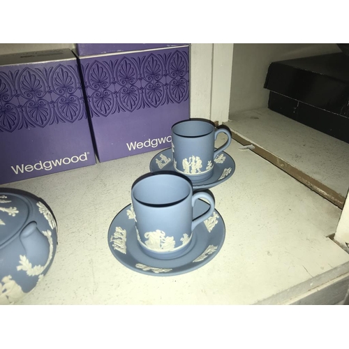 1095 - A boxed wedgwood coffee pot, milk jug, sugar bowl & 4 cups & saucers