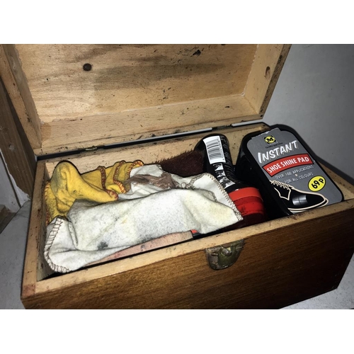 1124 - A vintage shoe shine box & contents