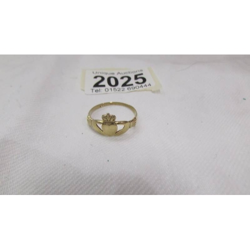 2025 - A 9ct gold Claddagh ring, size T. 1.9 grams.