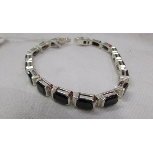 2031 - An onyx stone bracelet set with 18 oblong onyx stones in silver.