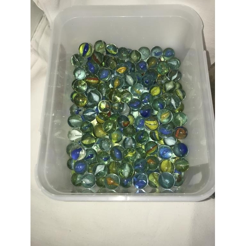 1140 - A large quantity if glass marbles