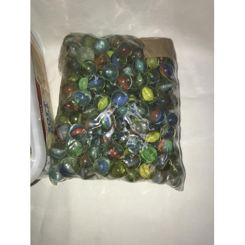 1140 - A large quantity if glass marbles