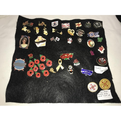 1164 - A quantity of vintage tin badges etc.