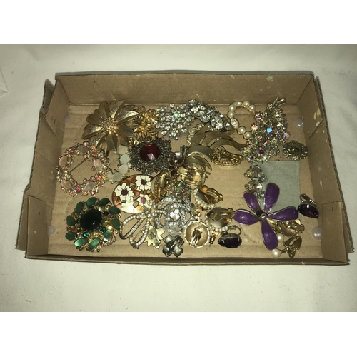 1173 - A mixed lot of brooches & earrings