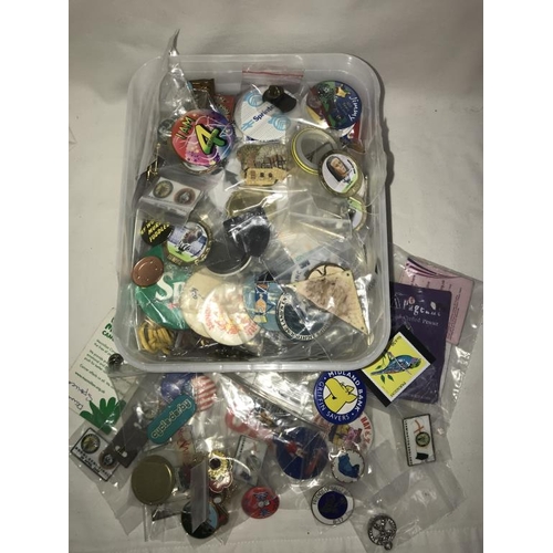 1174 - A large lot of assorted badges & key rings