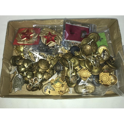 1188 - A mixed lot of Military badges & buttons including some Russian