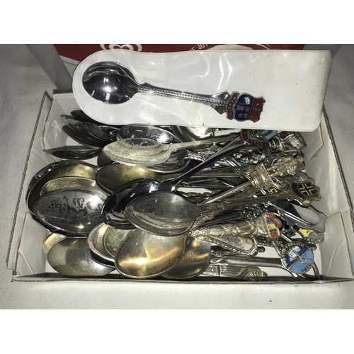 1193 - A mixed lot of cloth & other badges & souvenir spoons etc.