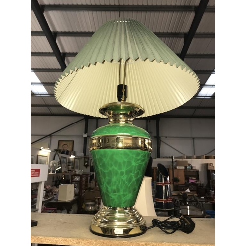 1195 - A green and gilded table lamp with shade