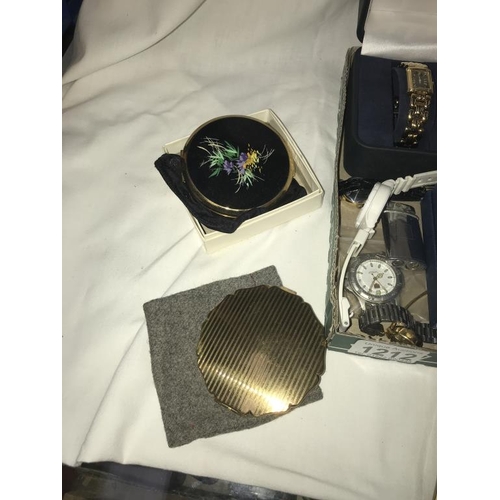 1212 - 4 powder compacts & a quantity of wristwatches