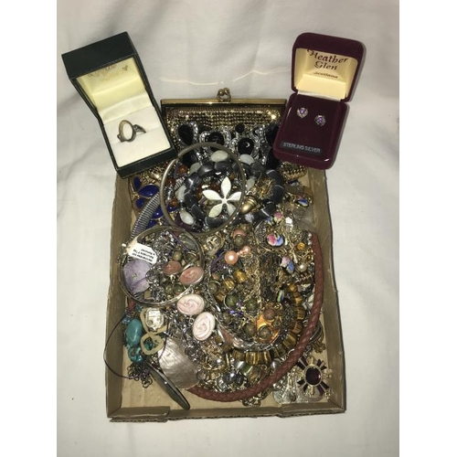 1215 - A mixed lot of necklaces, bracelets & earrings