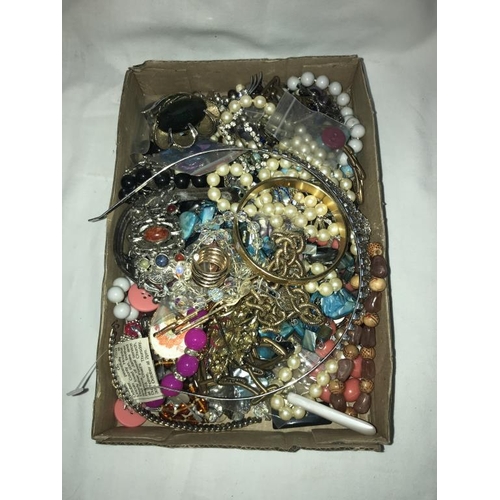 1222 - A box of costume jewellery