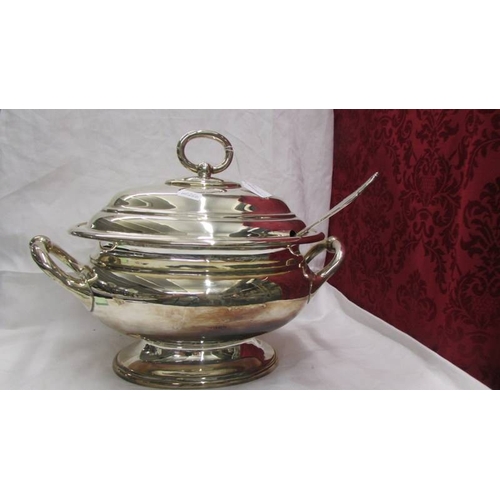 2062 - A superb quality silver plate soup tureen with ladle.