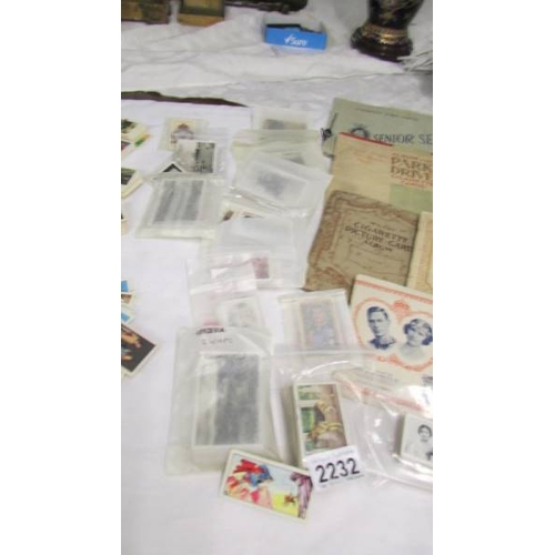 2232 - A mixed lot of cigarette cards (some in albums) including Senior Service, Player's, Will's, Park Dri... 