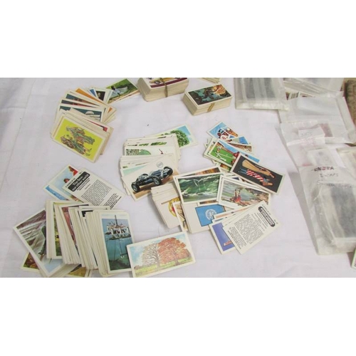 2232 - A mixed lot of cigarette cards (some in albums) including Senior Service, Player's, Will's, Park Dri... 