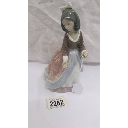 2262 - A boxed Lladro figure of a girl.