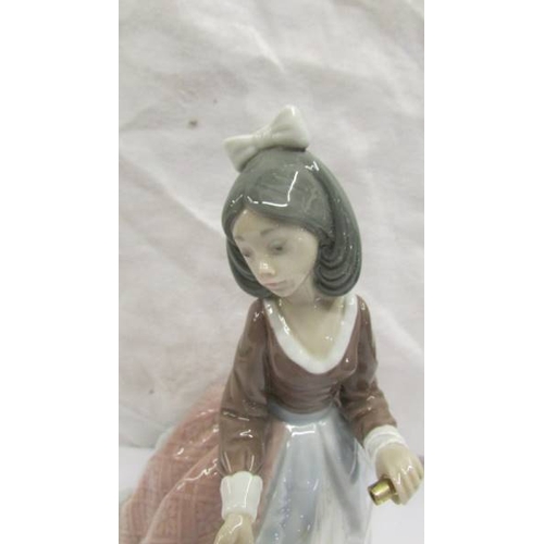 2262 - A boxed Lladro figure of a girl.