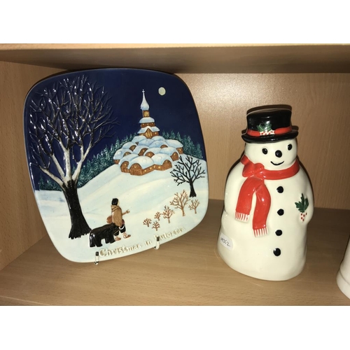 1249 - 6 Christmas plates, 2 snowmen money boxes & other Christmas items (2 shelves)