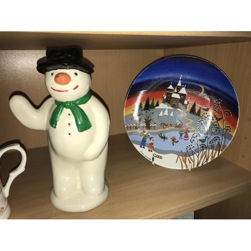 1249 - 6 Christmas plates, 2 snowmen money boxes & other Christmas items (2 shelves)