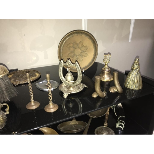 1279 - A good lot of brass & copper etc. (2 shelves)