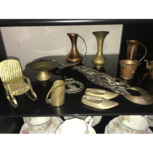 1279 - A good lot of brass & copper etc. (2 shelves)