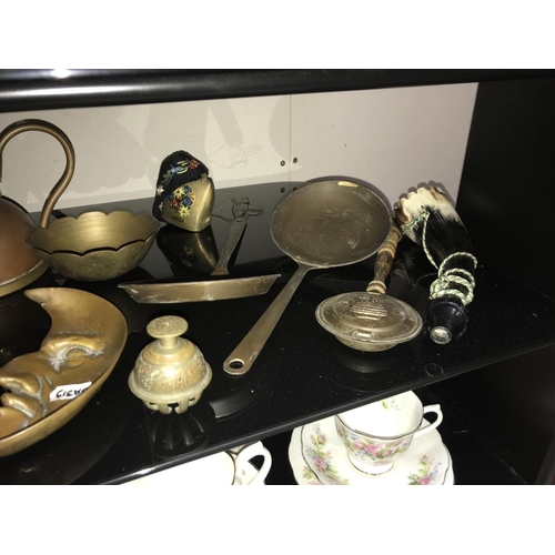 1279 - A good lot of brass & copper etc. (2 shelves)