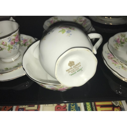 1280 - A quantity of Royal Albert Moss Rose tea ware (possibly 1950's)16 piece set & 6 extra plates, 8 sauc... 