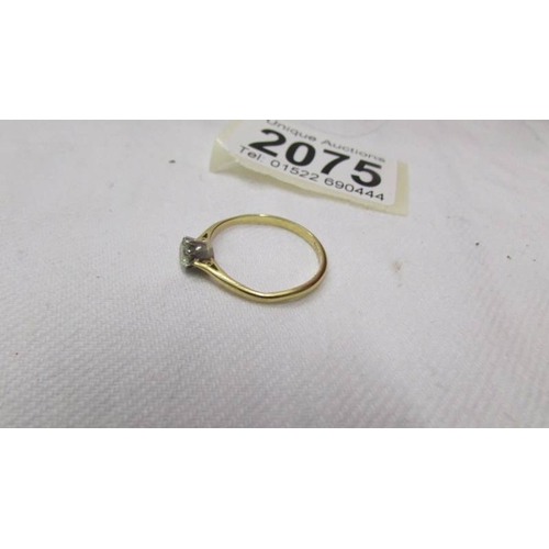 2075 - An 18ct gold ring set diamond, size O, 1.8 grams.