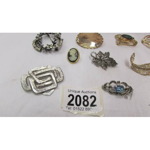 2082 - A mixed lot of vintage brooches.