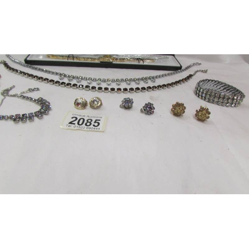 2085 - A mixed lot of sparkly necklaces, bracelet and earrings.