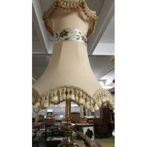 2352 - A good quality heavy brass table lamp with good quality fringed shade. (Collect only)