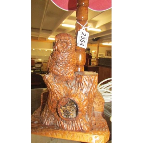 2354 - A carved wood owl table lamp with shade. (Collect only)