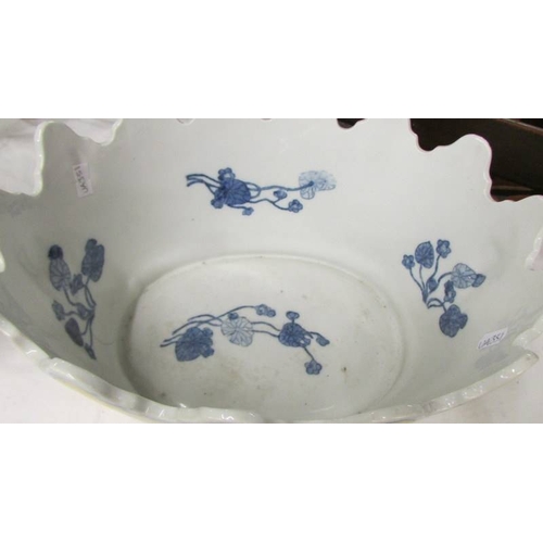 2392 - An oval Chinese bowl and a smaller bowl.  (Collect only)