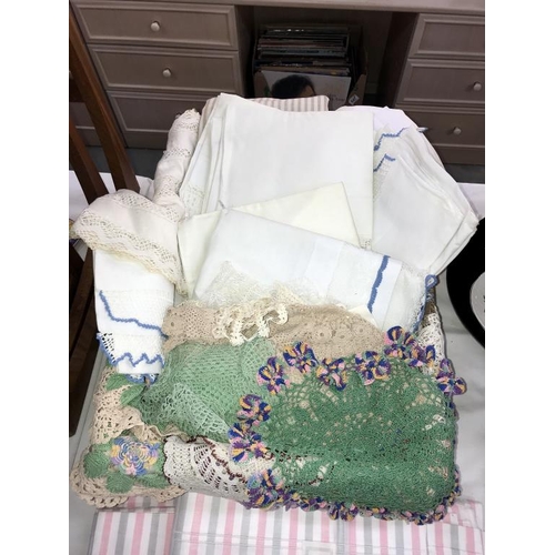 1393 - A box of vintage linen including crochet work etc.