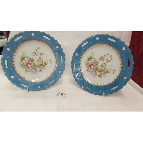 2107 - A pair of Victorian ribbon plates.