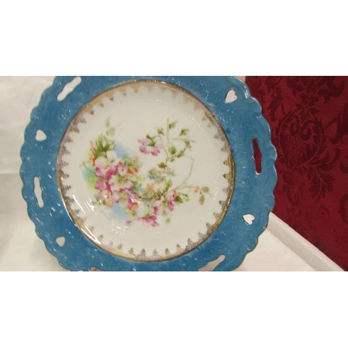 2107 - A pair of Victorian ribbon plates.