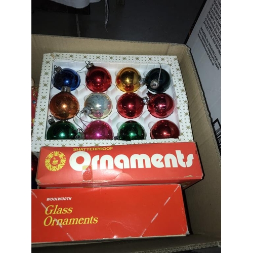 1344 - A quantity of vintage Christmas decorations