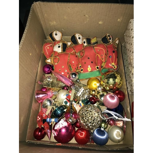 1344 - A quantity of vintage Christmas decorations