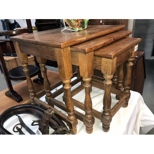 1429 - A solid oak nest of tables