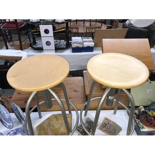 1440 - A pair of kitchen work top stools