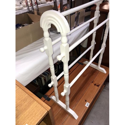 1476 - A white painted wooden bathroom towel rail