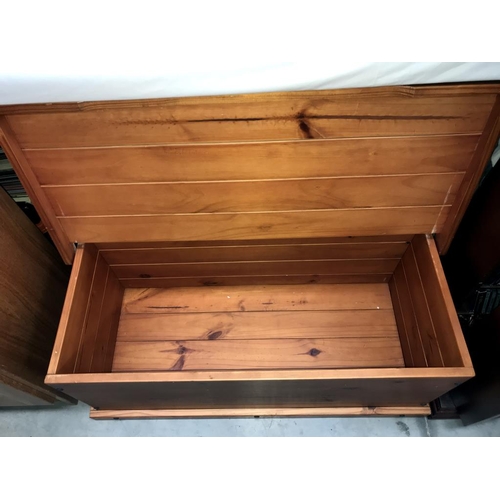 1477 - A solid pine blanket box