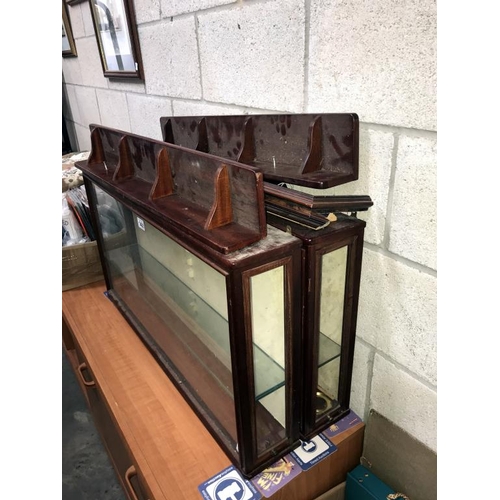 1488 - 2 illuminated model display cabinets with 2 shelves - wiring unchecked - Cornice with mounting shelv... 