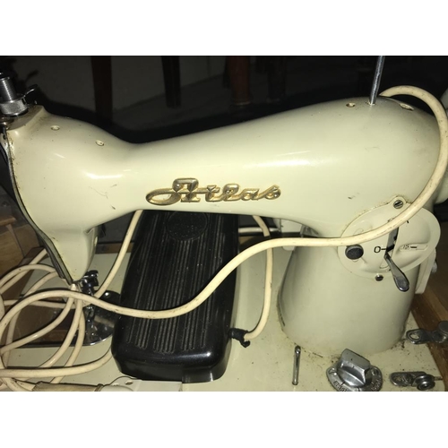 1502 - 2 vintage sewing machines